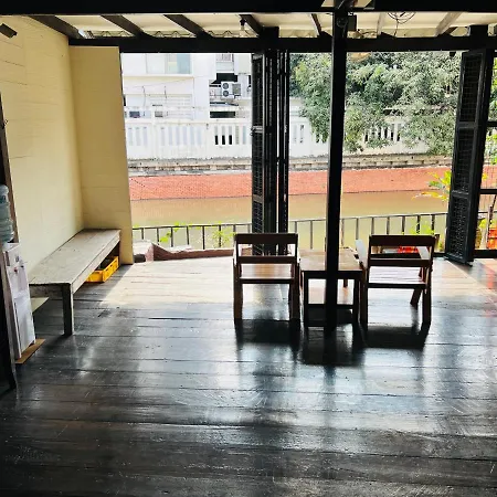 146 Canal Hostel